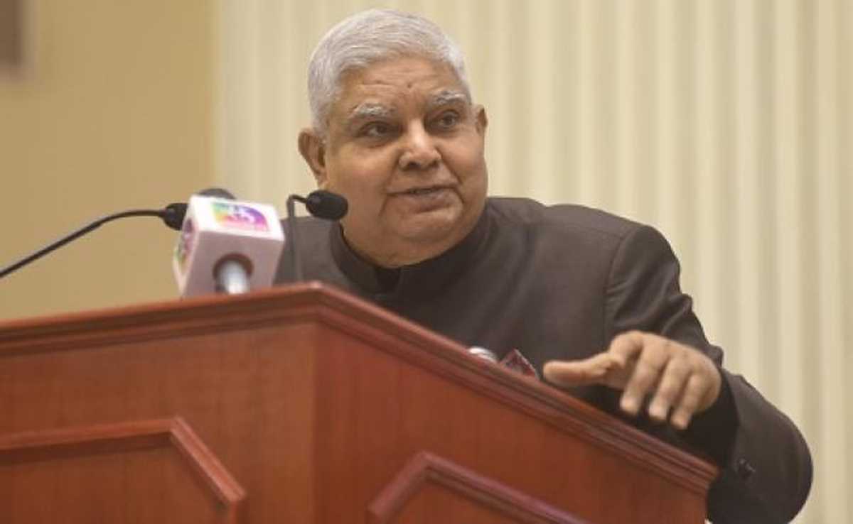 विदेश जाएं तो राजनीतिक चश्मा यहीं छोड़ जाएं : जगदीप धनखड़